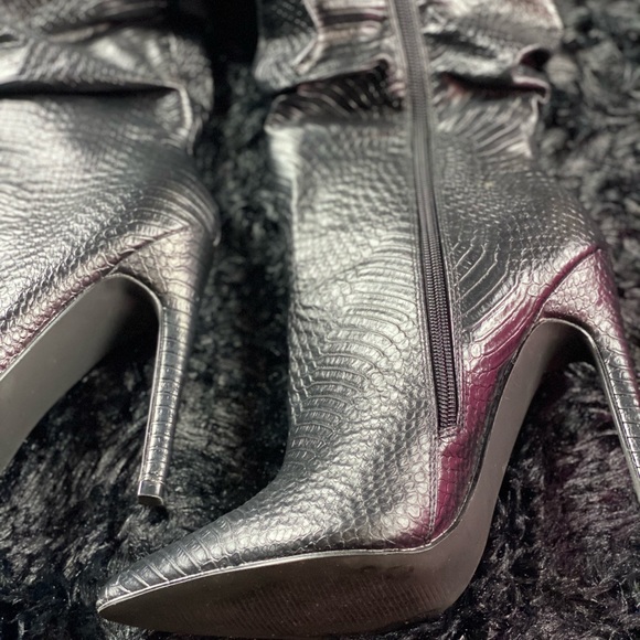 New| Shoe Dazzle Black Snake Print Heeled Boots - Picture 3 of 3